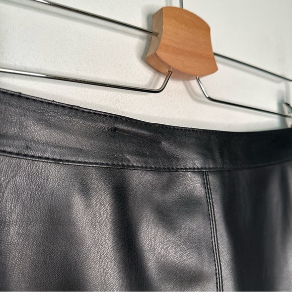 BB Dakota | Black Faux Leather Ruffle Hem Mini Skirt Size 8 - Picture 6 of 9